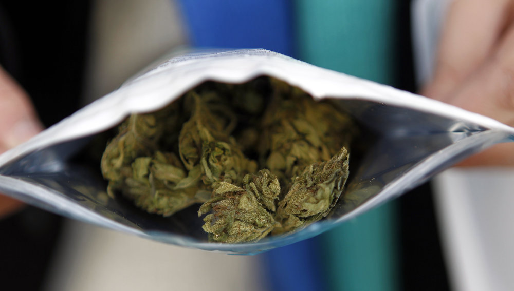 Reponen stock de marihuana en farmacias mientras crecen registrados